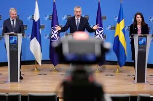 FILE - NATO Secretary General Jens Stoltenberg, center, takes part in a press conference with Finnish Foreign Minister Pekka Haavisto, left, and Swedish Foreign Minister Ann Linde, at NATO headquarters alliance in Brussels (AP Photo/Olivier Matthys)