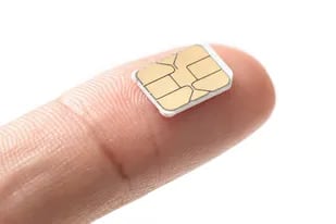 Un chip nanoSIM; el nuevo estándar iSIM lo transforma en una función de firmware dentro del procesador central del teléfono