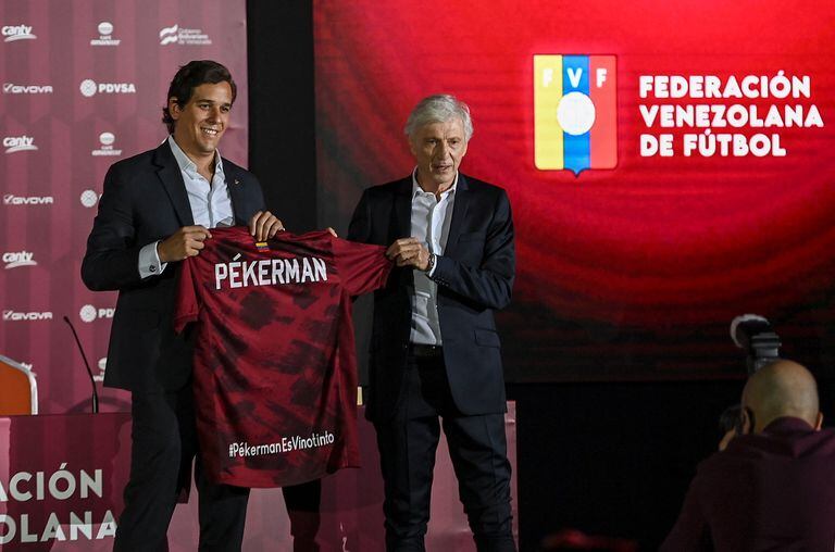 Jorge Giménez, el presidente de la Federación Venezolana de Fútbol, en la presentación de José Pekerman, en Caracas; el entrenador, de 72 años, volverá a dirigir después de tres temporadas