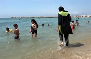 En la Riviera Francesa, una mujer se mete al mar vestida con “burkini”