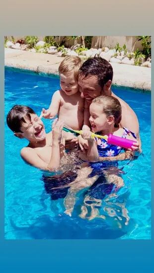 Para el calor del verano austral, el actor jugó con tres de sus hijos en la pileta (Crédito: Instagram/@benjaminvicuna.ok)