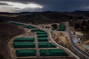 Montones de tierra radiactiva bajo lonas verdes en Katsurao, una zona rural a unos 16 kilómetros tierra adentro del lugar de la fusión nuclear en la prefectura japonesa de Fukushima, el 6 de marzo de 2021