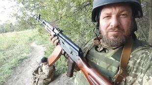 Pablo Czornobaj, voluntario argentino en el Ejército de Ucrania, con su rifle de asalto en mano