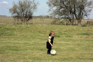 Juana Cángaro y la pelota, una pasión que viene desde muy pequeña