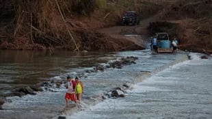 Residentes de San Lorenzo deben cruzar el río como pueden , luego del paso del Huracán Maria destruyera el puente .