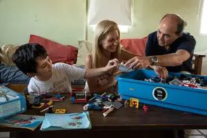 Tiene 9 años y jugar con LEGO lo ayudó a desarrollar su creatividad en familia