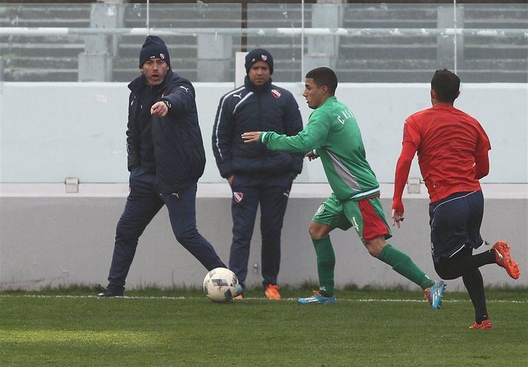 Gabriel Milito da indicaciones durante el partido de práctica entre el Rojo y Camioneros 