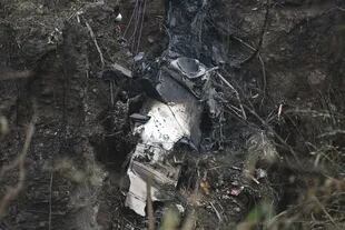 Un rescatista inspecciona los restos del avión de Yeti Airlines estrellado en Pokhara el 16 de enero de 2023.