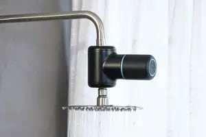 Este parlante inalámbrico para la ducha usa el agua para recibir energía