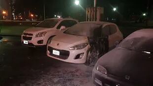Dos vehículos resultaron quemados
