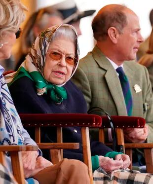 La reina Isabel II de Gran Bretaña junto al príncipe Eduardo, conde de Wessex, en el Palco Real en el Royal Windsor Horse Show, en Inglaterra, el viernes 13 de mayo de 2022