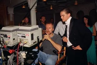 Postal de rodaje: James Cameron y Leonardo DiCaprio viendo secuencias de Titanic