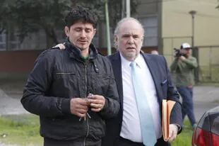 El carnicero Daniel Oyarzún junto a su abogado