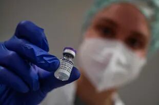 Los anticuerpos que combaten el Covid-19 duran hasta cuatro meses después de una tercera inyección de la vacuna contra el coronavirus de Pfizer-BioNTech