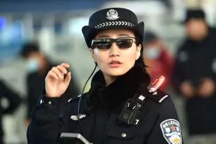 Una oficial utiliza anteojos de sol con reconocimiento facial para identificar criminales 
