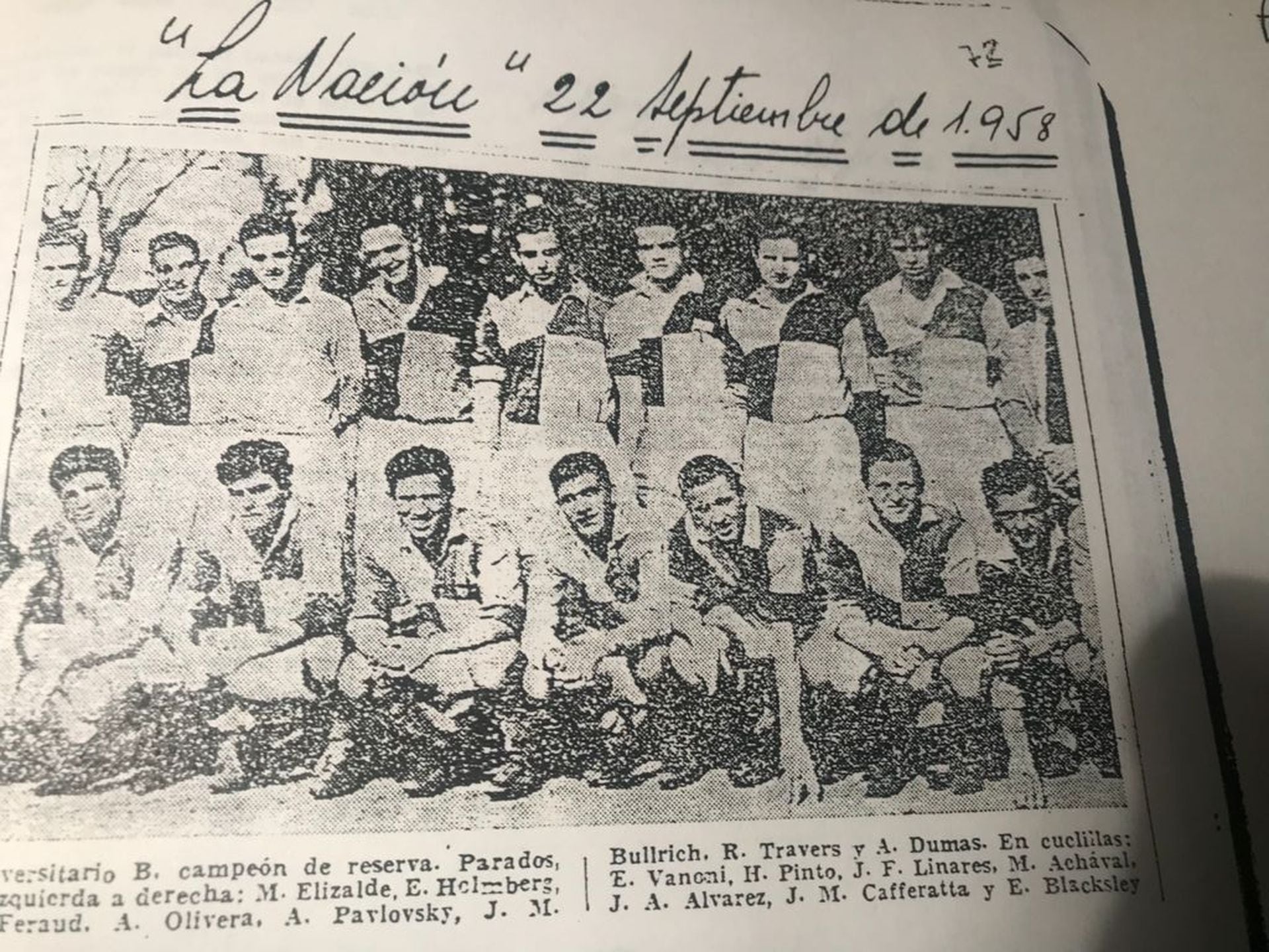 La foto de la reserva B de CUBA, el equipo al que sus técnicos bautizaron como "La Sputnik", en las páginas de La Nación tras su consagración como campeones del torneo de reserva de 1958.