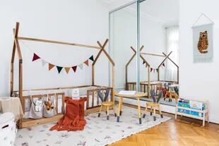 Biblioteca infantil ‘Flisat’ (Ikea), tapiz ‘Tiger’ en lana y algodón (Oyoy Living Design) y alfombra (Restoration Hardware).