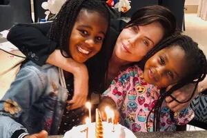El dulce video de Charlize Theron dándose un chapuzón con sus hijas
