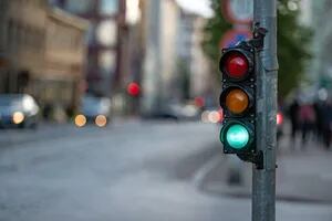 Proponen sumar una cuarta luz a los semáforos para agilizar el tránsito