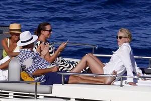 Sharon Stone pasea en yate, Gwyneth Paltrow recorre Los Hamptons y Rusell Crowe visita Roma