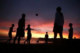 Chapadmalal, el nuevo paraíso para los jóvenes que eligen disfrutar del atardecer en playa Cruz del Sur