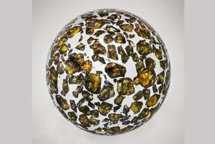 Las pallasitas son consideradas “piedras preciosas extraterrestres”. Este fragmento hallado en Siberia se subasta por 5000 dólares