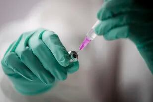 La vacuna de Pfizer es eficaz frente a la ómicron después de tres dosis, según el laboratorio