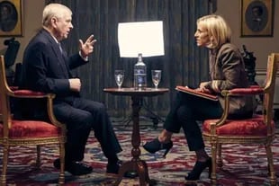 La entrevista concedida por el príncipe Andrés a la BBC fue considerada por muchos como un verdadero "desastre mediático"