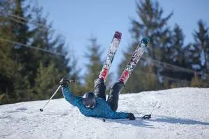Los centros de esquí de EEUU reportan una avalancha de llamadas erradas al 911 de esquiadores con iPhone 14