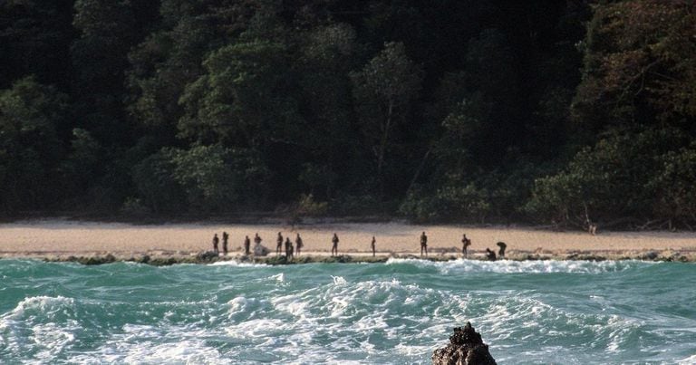 Los sentineleses viven en una pequeña isla en el océano ínidco y mantienen las mismas costumbres desde hace 60.000 años