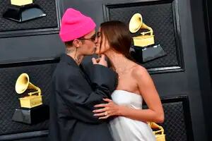 Los apasionados besos de la alfombra roja, de Justin y su esposa a Kourtney Kardashian y Travis Barker