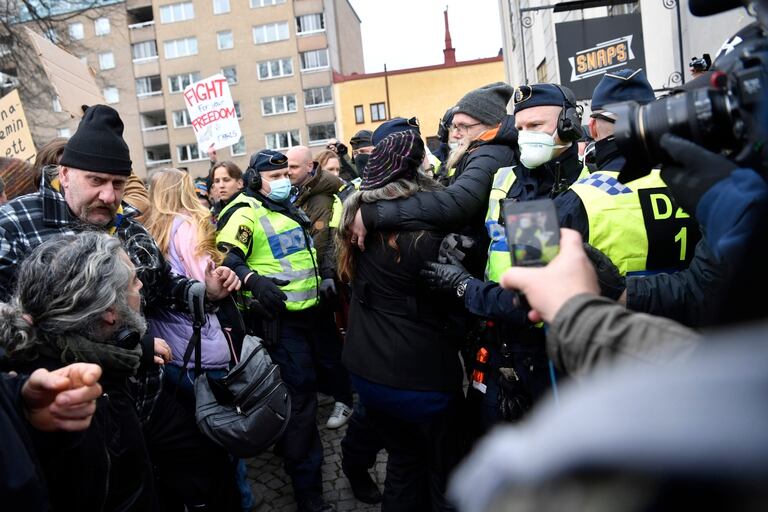 En Estocolmo hubo choques entre los manifestantes que pedían el fin de las restricciones y la policía