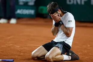 La emoción de Tomás Etcheverry tras vencer al japonés Nishioka y meterse en cuartos de final de Roland Garros