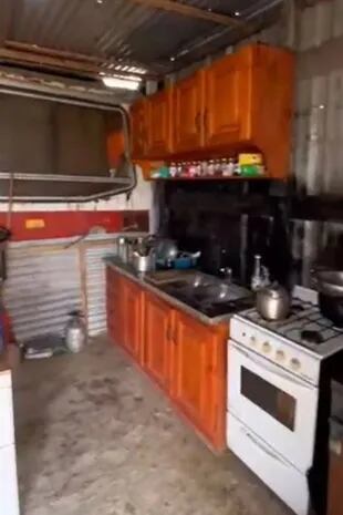 La cocina del chalet de Punta Indio que alquilaron los jóvenes por una plataforma de renta temporaria