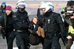 El video por el que acusan a Greta Thunberg de haber hecho un "montaje" para las cámaras durante su arresto
