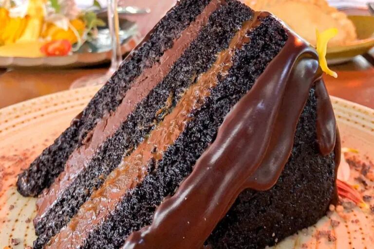 Receta de torta de chocolate embebida La Querendona - LA NACION