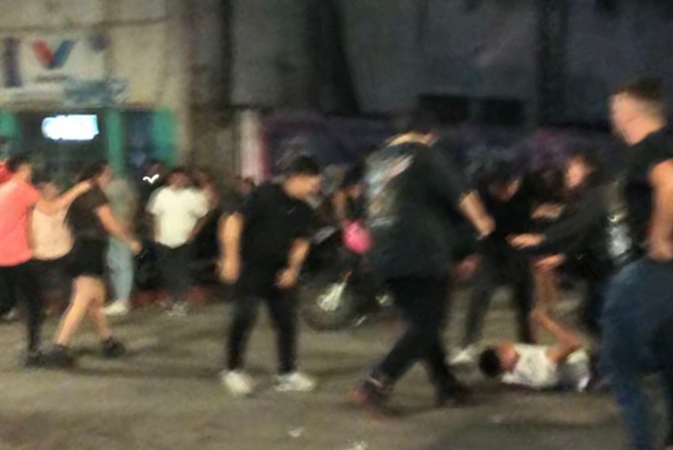 Córdoba: vio a un joven tirado en el piso tras ser golpeado por tres hombres y le practicó RCP