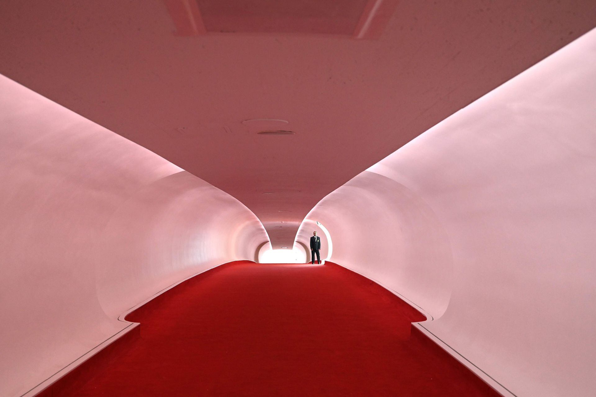 El color rojo, que representa a la empresa, predomina en la mayoría de sus espacios, como en el corredor que lleva al Ala Hughes 