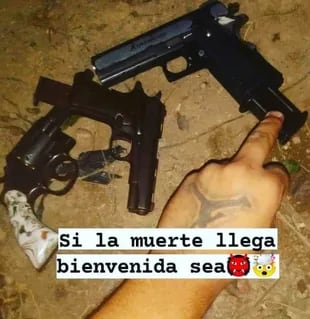 Fotos con armas, motos y dólares: así se presenta en las redes sociales el prófugo  por el asesinato de Andrés Blaquier - LA NACION