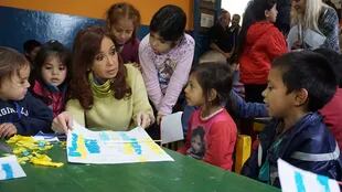 Cristina Kirchner, ayer, en el centro de niños de la Isla Maciel