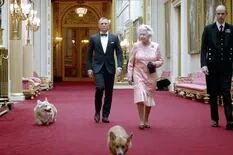 De los Sex Pistols a James Bond y Los Simpson, la imagen de Isabel II en la cultura popular