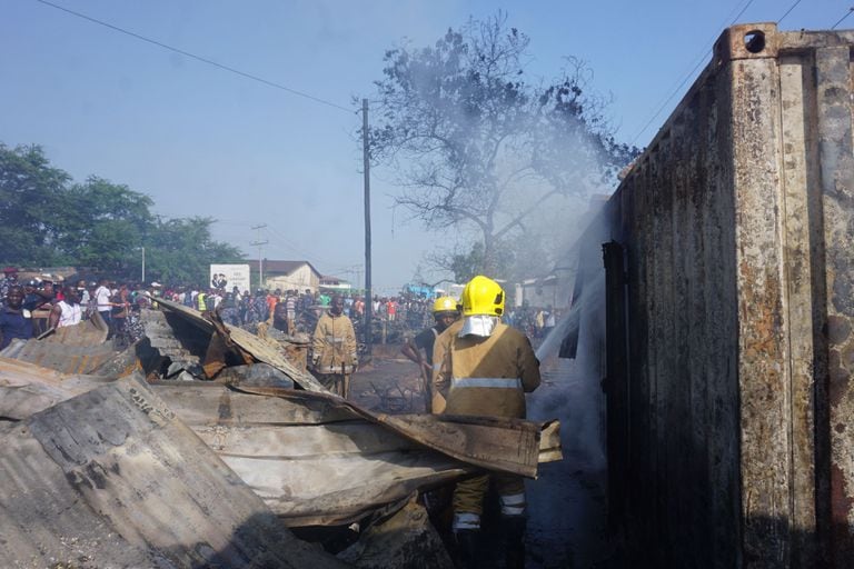 Impactante explosión de un camión con combustibles en Sierra Leona: 91 muertos