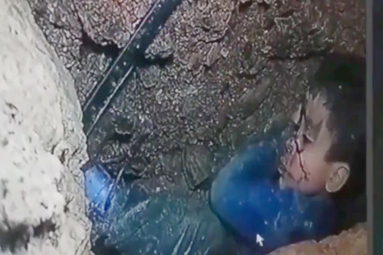 Dramtico rescate: un equipo llegó hasta el niño atrapado en un pozo en Marruecos y ahora inten sacarlo en camilla