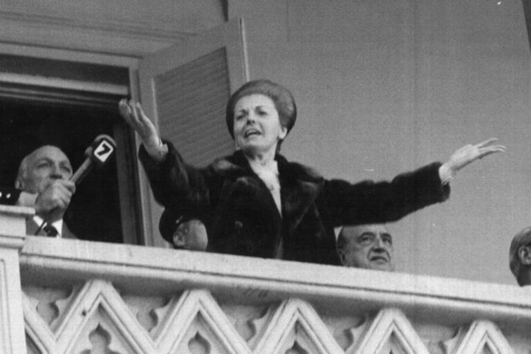 En 1975, al lado de José López Rega, Isabel Perón en un discurso en el balcón de la Casa Rosada