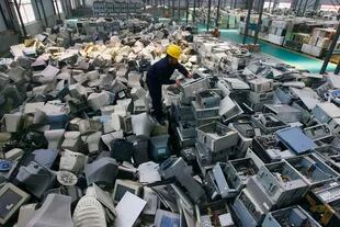 Un operario chino en una planta de reciclado de equipos electrónicos. El gigante asiático es, junto a Estados Unidos, uno de los mayores generadores de este tipo de residuos