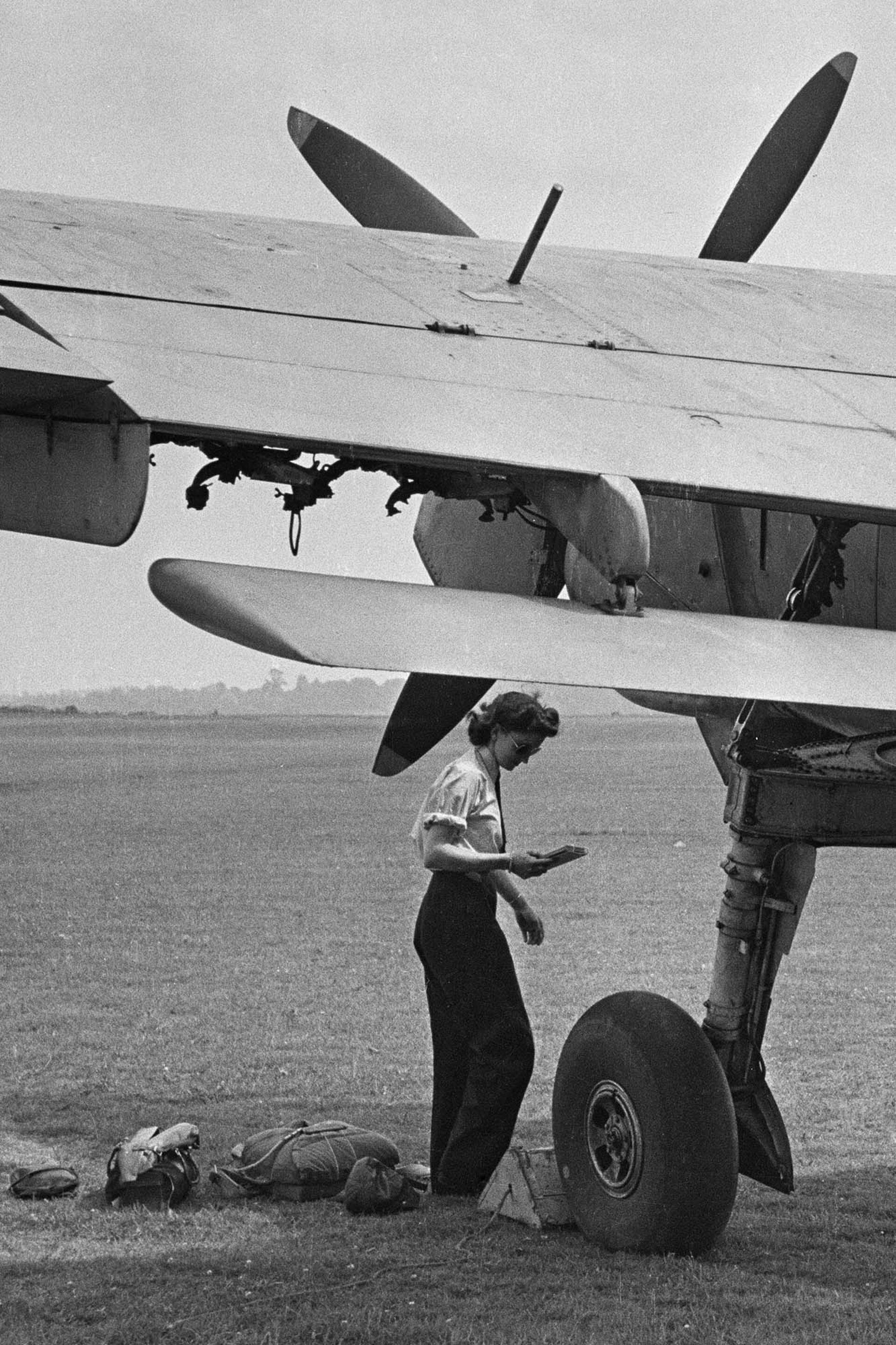 La primera oficial Maureen Dunlop (1920 - 2012), de la ATA (Auxiliar de Transporte Aéreo) junto a un bombardero torpedero Fairey Barracuda mientras consulta las notas de sus pilotos, septiembre de 1944