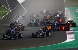 Al frente: Lewis Hamilton lideró el pelotón desde el inicio de la carrera en el circuito de Losail; el británico logró el triunfo número 102 en la Fórmula 1 y el primero en el Gran Premio de Qatar