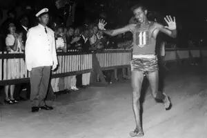El trágico final del atleta que marcó a todo un continente, desafió a Mussolini y ganó descalzo una maratón olímpica