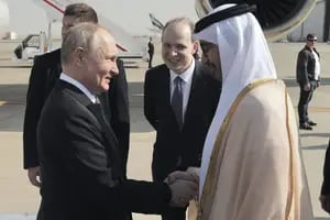 Putin rompe el aislamiento y es recibido con honores por dos poderosas monarquías árabes aliadas de EE.UU.