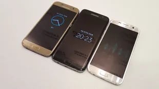 Los tres colores del Galaxy S7 (dorado, negro y blanco) en sus dos versiones (normal y Edge)